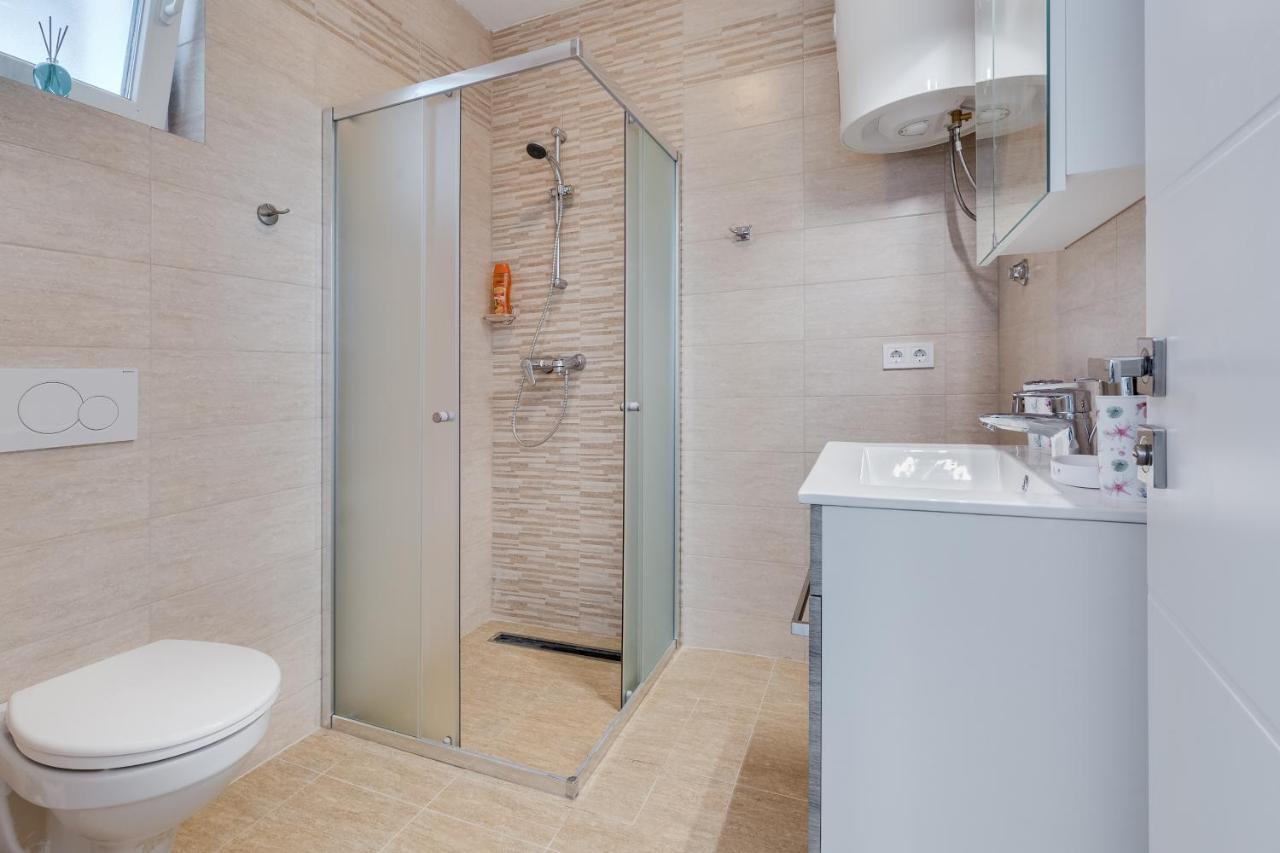 Apartmani Kastelina วีร์ ภายนอก รูปภาพ