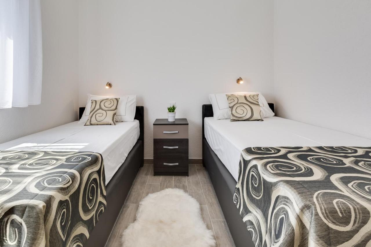 Apartmani Kastelina วีร์ ภายนอก รูปภาพ