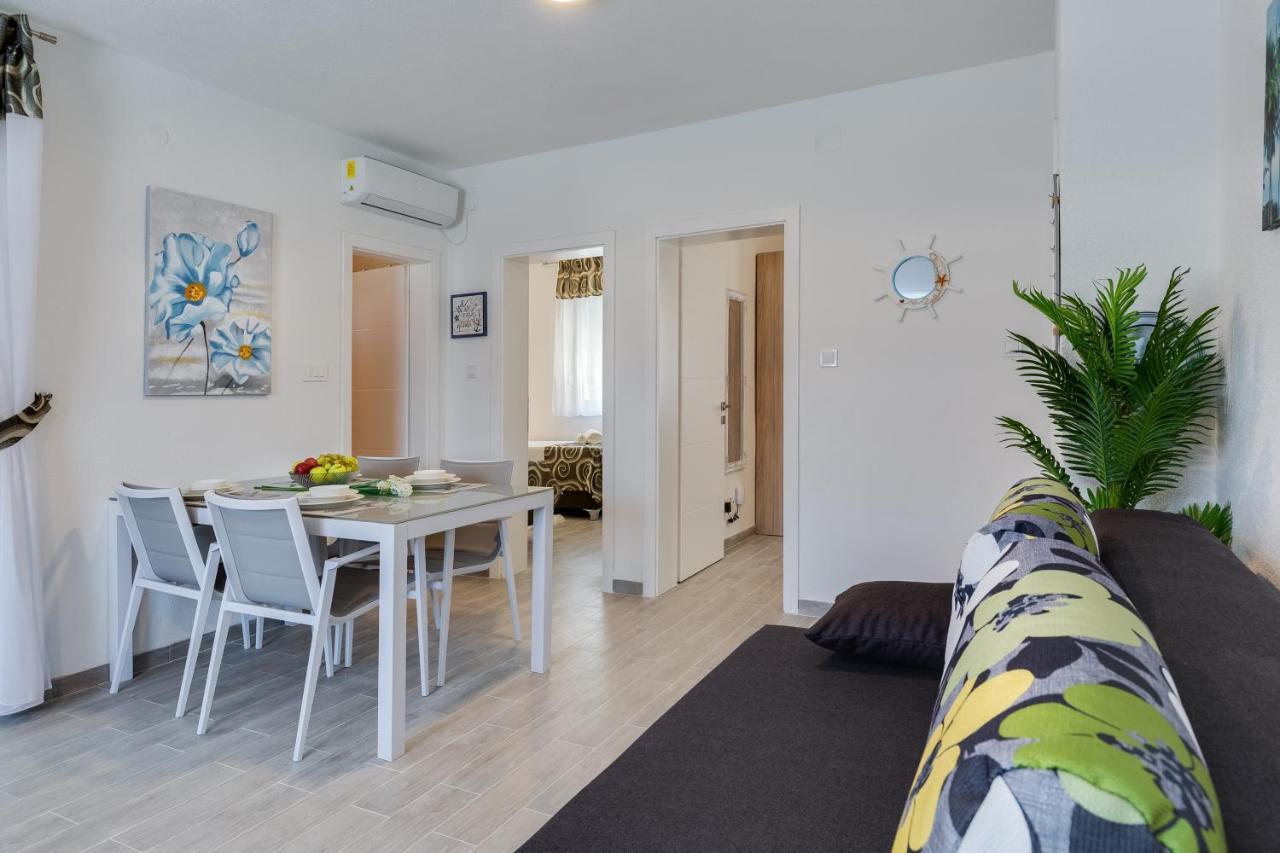 Apartmani Kastelina วีร์ ภายนอก รูปภาพ