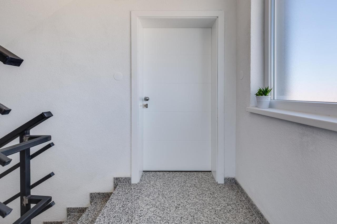 Apartmani Kastelina วีร์ ภายนอก รูปภาพ