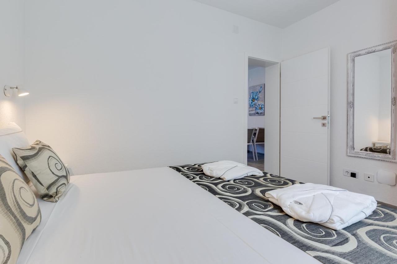 Apartmani Kastelina วีร์ ภายนอก รูปภาพ