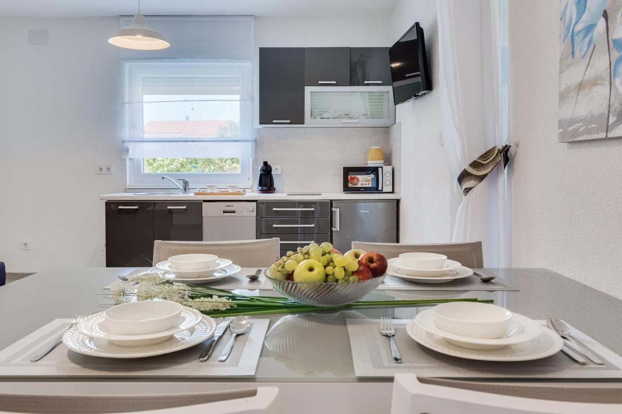 Apartmani Kastelina วีร์ ภายนอก รูปภาพ