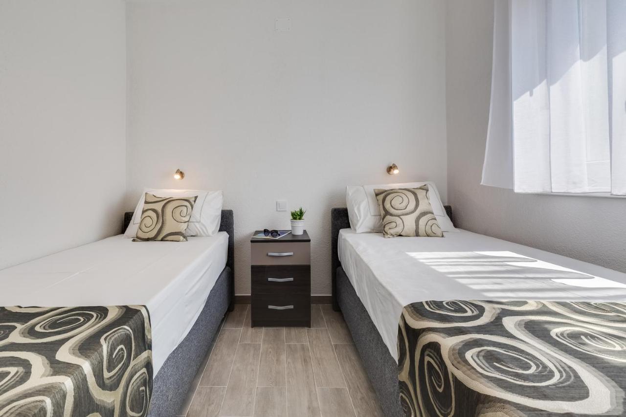 Apartmani Kastelina วีร์ ภายนอก รูปภาพ