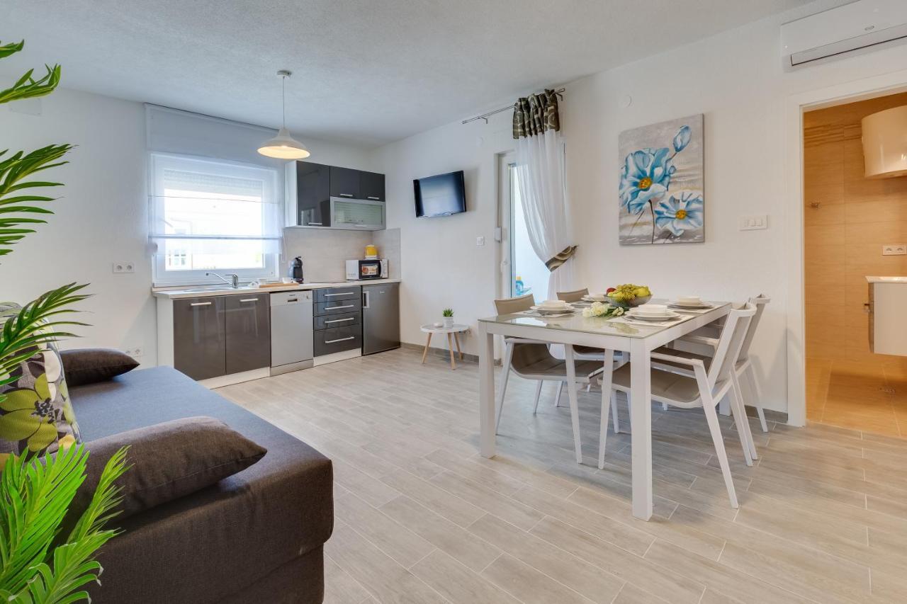 Apartmani Kastelina วีร์ ภายนอก รูปภาพ