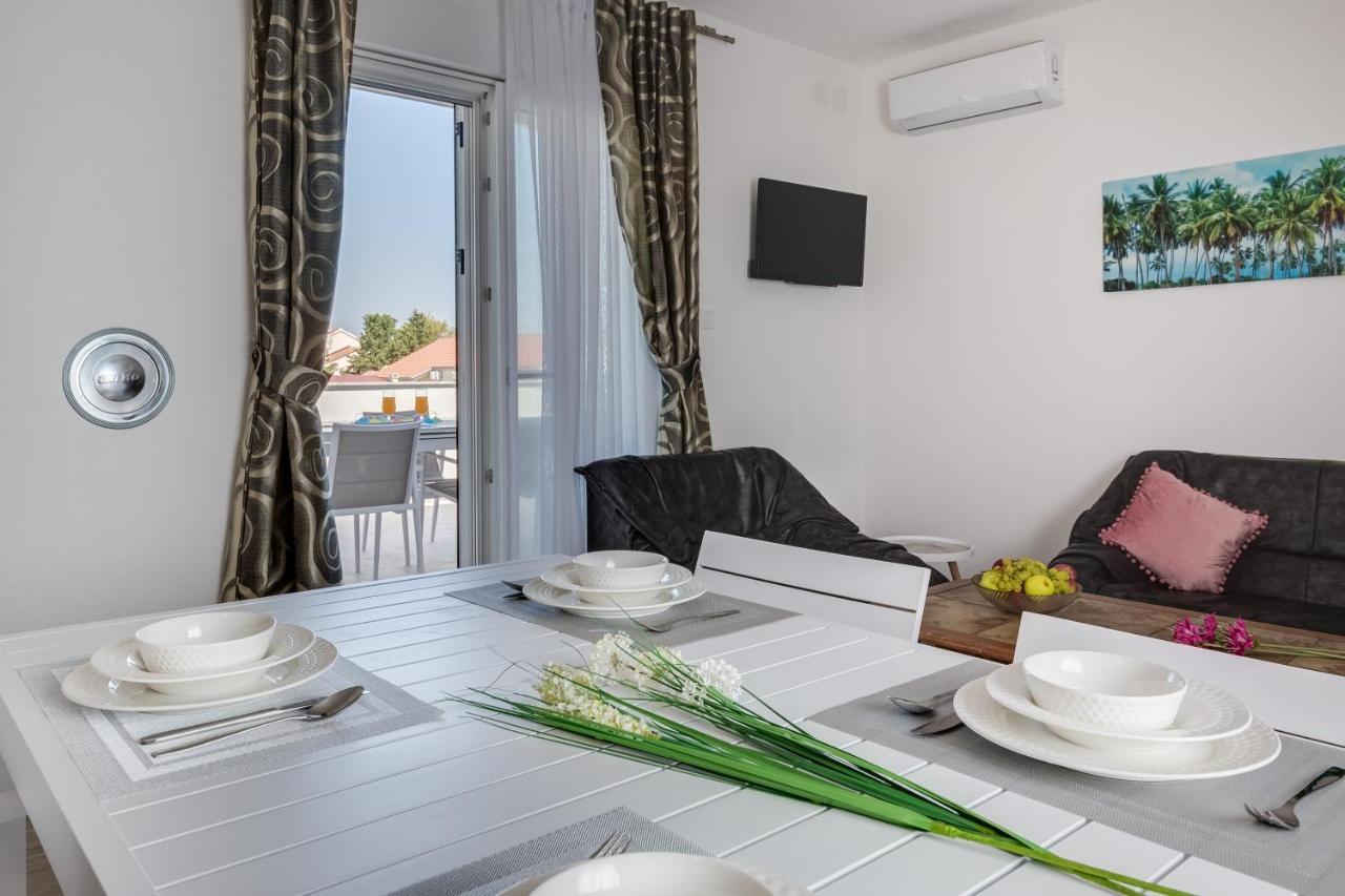 Apartmani Kastelina วีร์ ภายนอก รูปภาพ