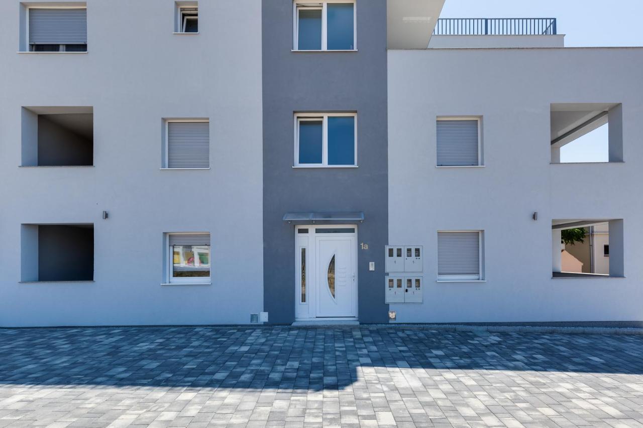 Apartmani Kastelina วีร์ ภายนอก รูปภาพ