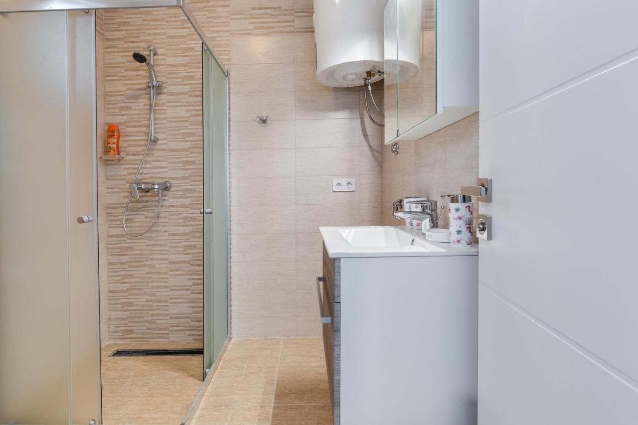 Apartmani Kastelina วีร์ ภายนอก รูปภาพ