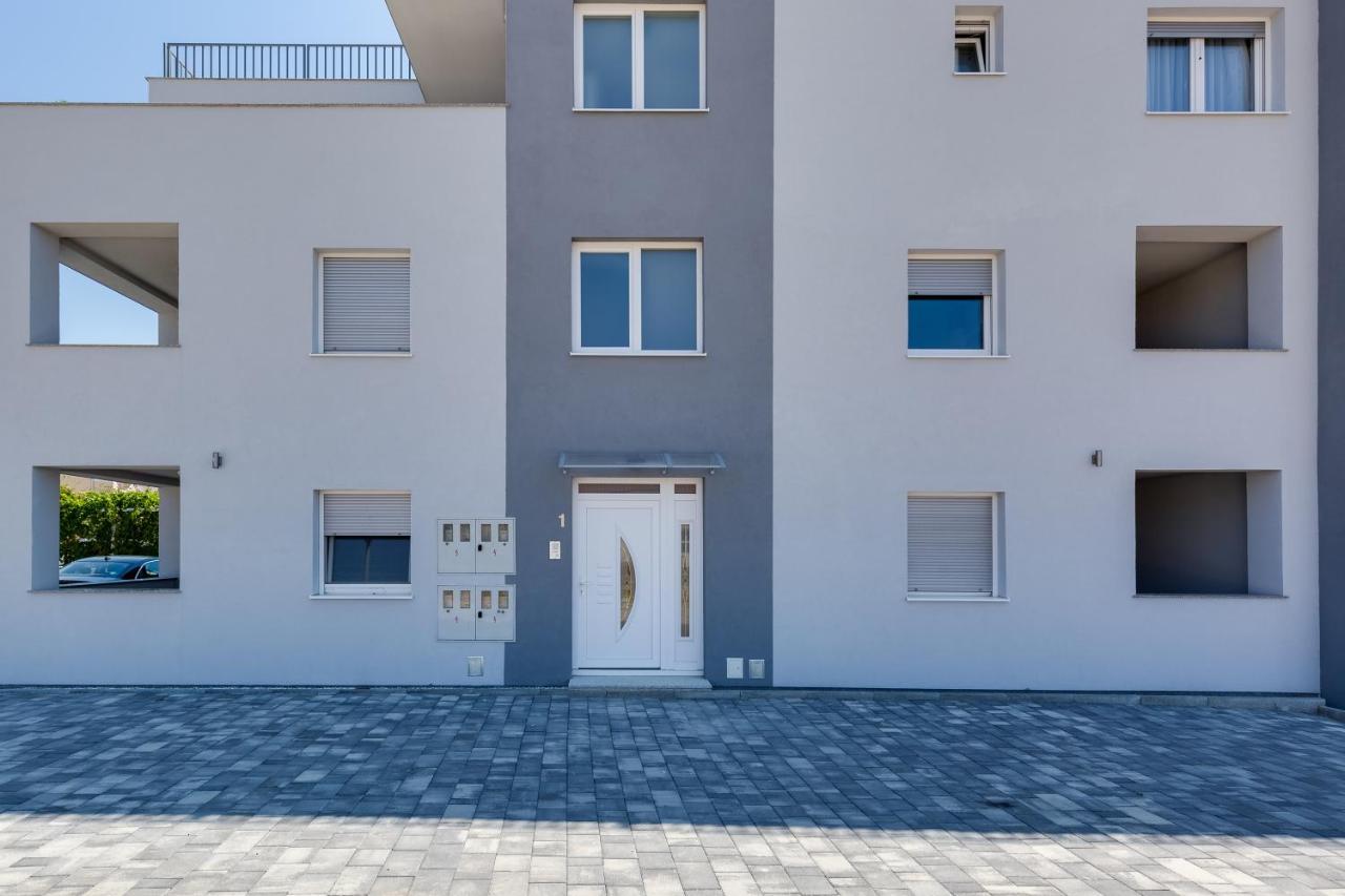Apartmani Kastelina วีร์ ภายนอก รูปภาพ