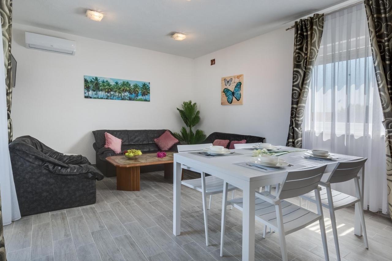 Apartmani Kastelina วีร์ ภายนอก รูปภาพ